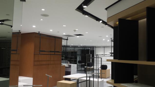 Shanghai Shaanxi South Road, the center of the first floor of the gold I.T